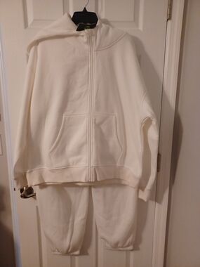 Pinspark Cozy White Zip-Up Hoodie and Jogger Set